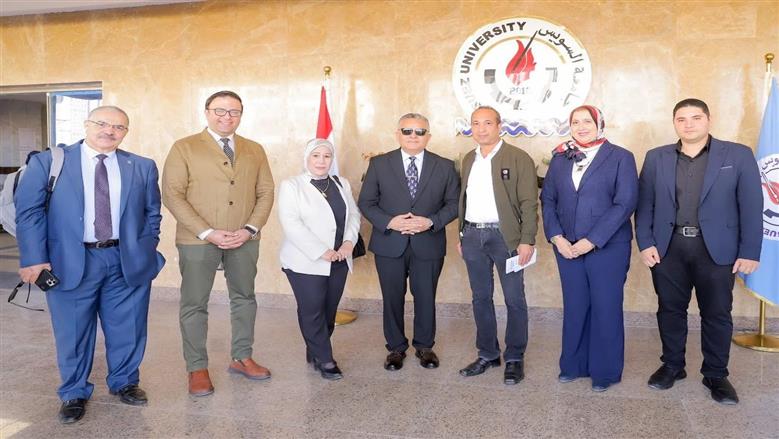 رئيس جامعة السويس يفتتح عيادات خارجية جديدة بكلية الطب