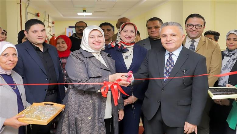 رئيس جامعة السويس يفتتح عيادات خارجية جديدة بكلية الطب 