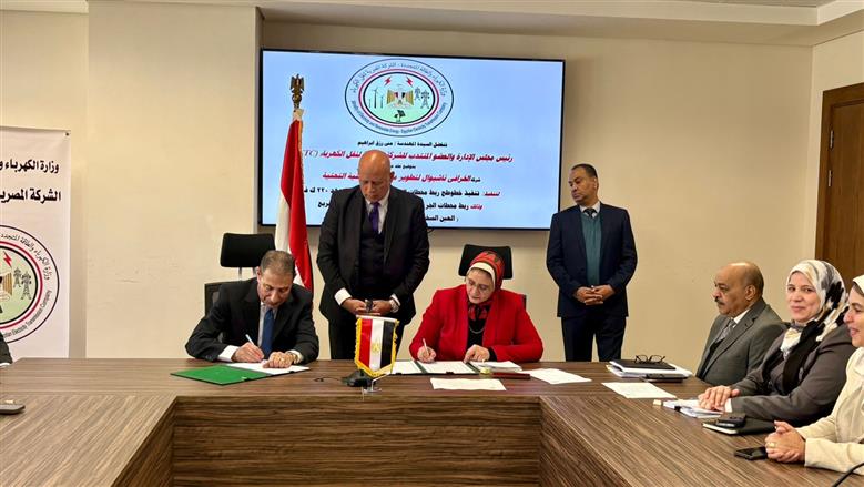 «المصرية لنقل الكهرباء» توقّع عقد تنفيذ خطوط ربط محطات الجر لمشروع القطار الكهربائي 