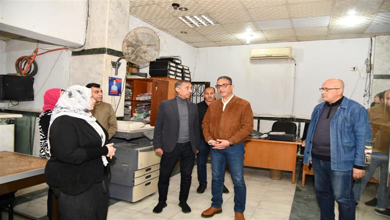 محافظ الفيوم أثناء تفقد المركز التكنولوجي وسماع شكاوى المواطنين