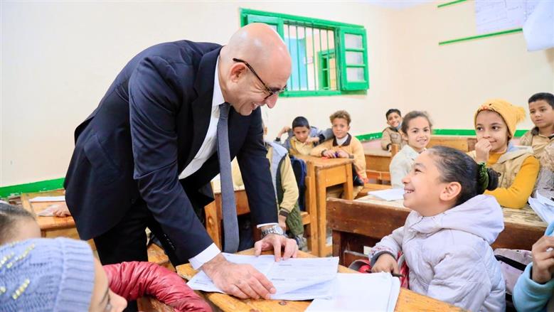 وزير التعليم يطلع على سجلات درجات الطلاب في بني سويف: مستواهم جيد