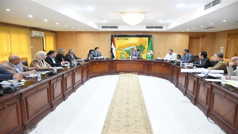 محافظ الفيوم يناقش مقترح خطة الرصف للعام المالي القادم 2026/2027 بمختلف مراكز المحافظة