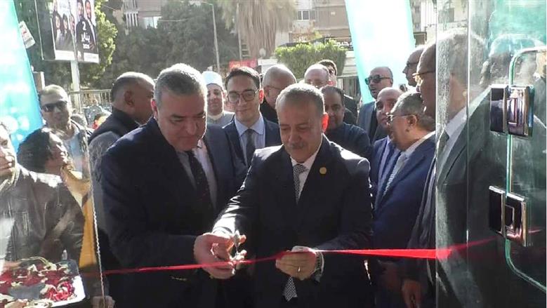 محافظ أسيوط يفتتح صيدلية