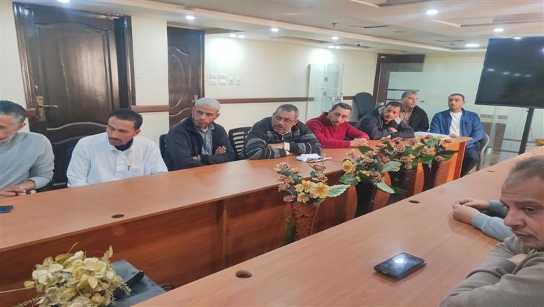 رئيس مدينة مرسى مطروح خلال لقائه مع رؤساء القري والنواب بقاعة اجتماعات مجلس المدينة