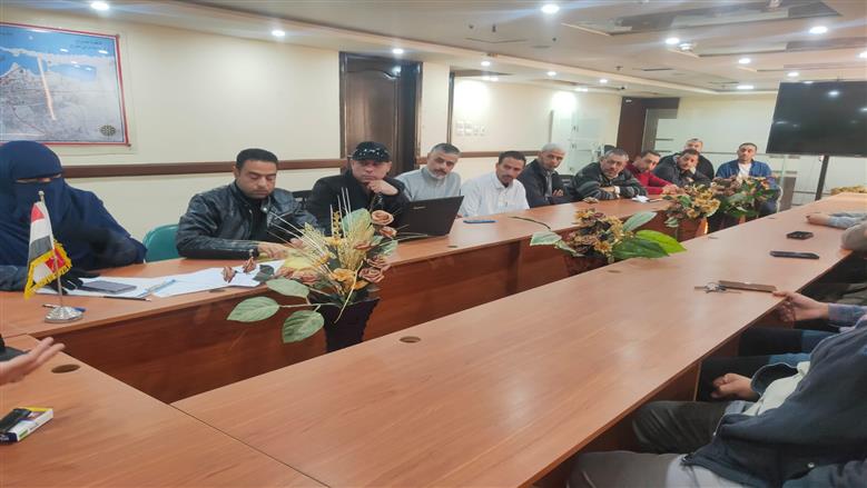 رئيس مدينة مرسى مطروح خلال لقائه مع رؤساء القري والنواب بقاعة اجتماعات مجلس المدينة