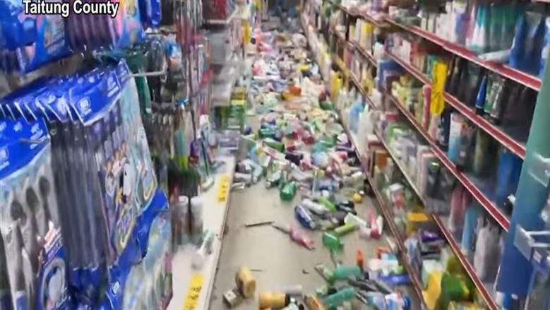 مشاهد من زلزال بقوة 6.1 ريختر ضرب تايوان.. ماذا حدث داخل محلات السوبر ماركت؟ (فيديو)| عاجل