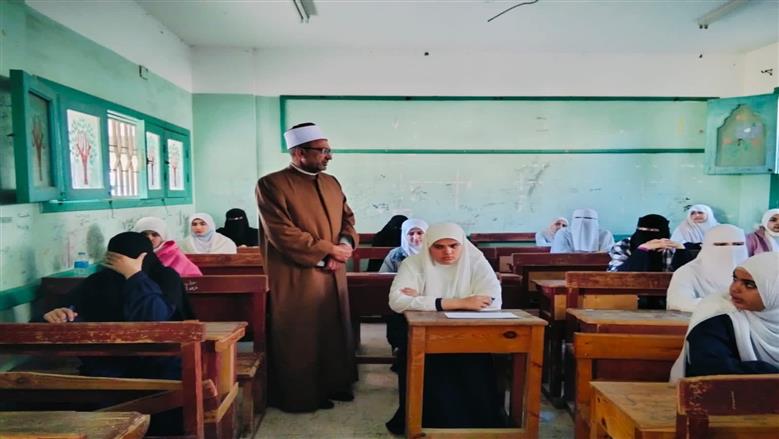 رئيس منطقة كفر الشيخ الأزهرية يتفقد امتحانات النقل الثانوي ببلطيم وبيلا 