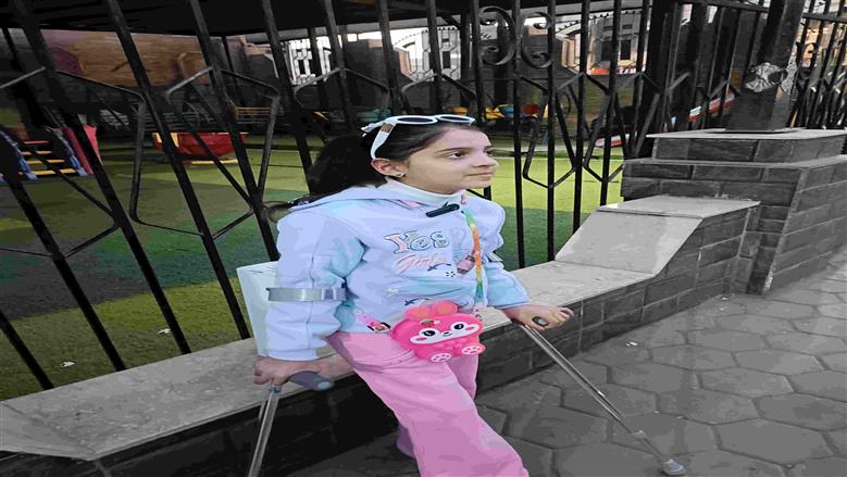 الطفلة ريتاج الفلسطينية مع محافظ القليوبية 