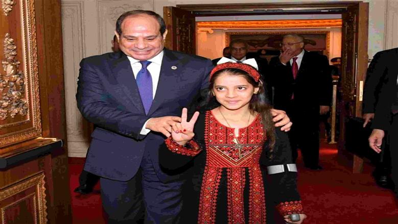الطفلة ريتاج الفلسطينية مع محافظ القليوبية 