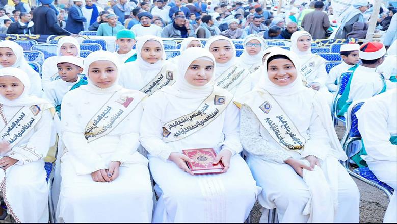 «مرتدين ملابس بيضاء».. قرية « هيكل» بمركز إدفو تحتفي بـ250 حافظًا للقرآن الكريم