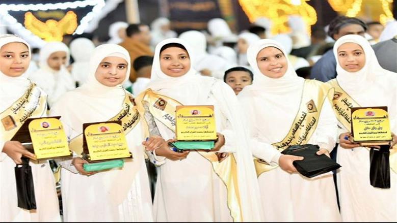 «مرتدين ملابس بيضاء».. قرية « هيكل» بمركز إدفو تحتفي بـ250 حافظًا للقرآن الكريم