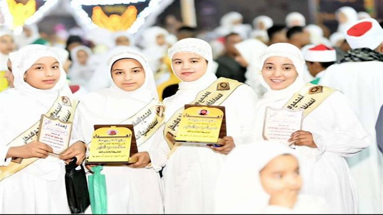 «مرتدين ملابس بيضاء».. قرية « هيكل» بمركز إدفو تحتفي بـ250 حافظًا للقرآن الكريم
