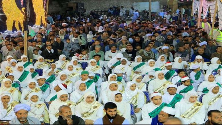 «مرتدين ملابس بيضاء».. قرية « هيكل» بمركز إدفو تحتفي بـ250 حافظًا للقرآن الكريم