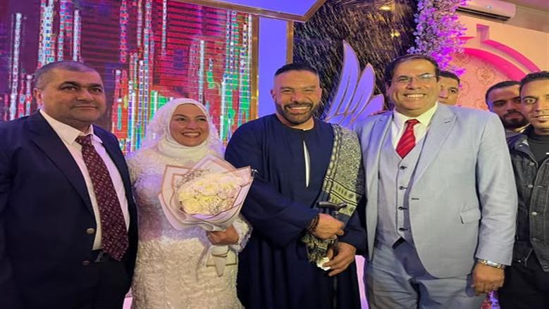 محمد خميس يحتفل بزفافه مرتديا جلباب
