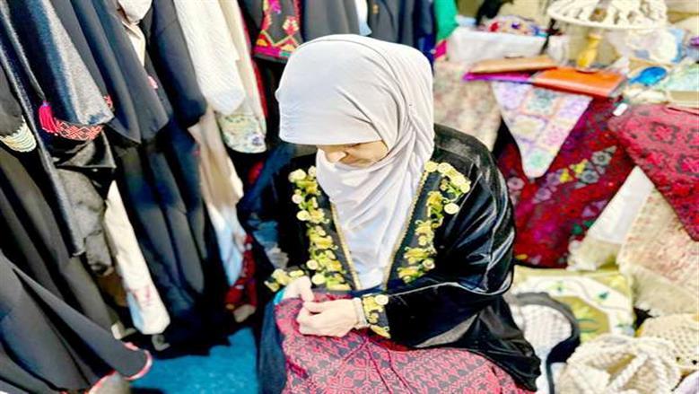 بالشغف والصبر.. «نجلاء» تحترف تطريز العباءات والمفارش وتطور مهاراتها