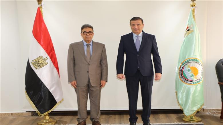 اجتماع وزير الزراعة مع نقيب البيطريين