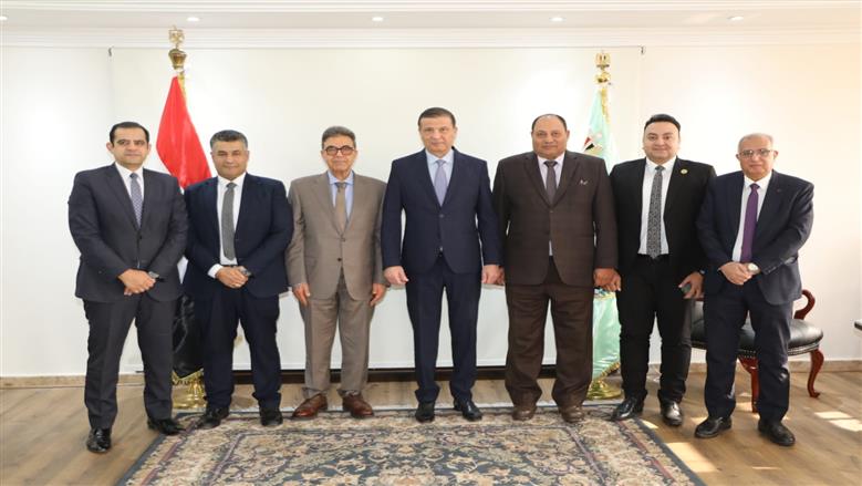 اجتماع وزير الزراعة مع نقيب البيطريين