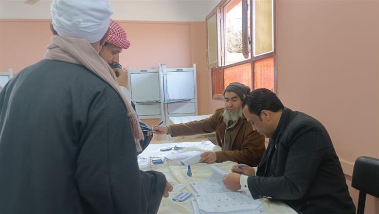 كبار السن والسيدات يتصدرون المشهد الانتخابي أمام لجان الاقتراع بالفيوم