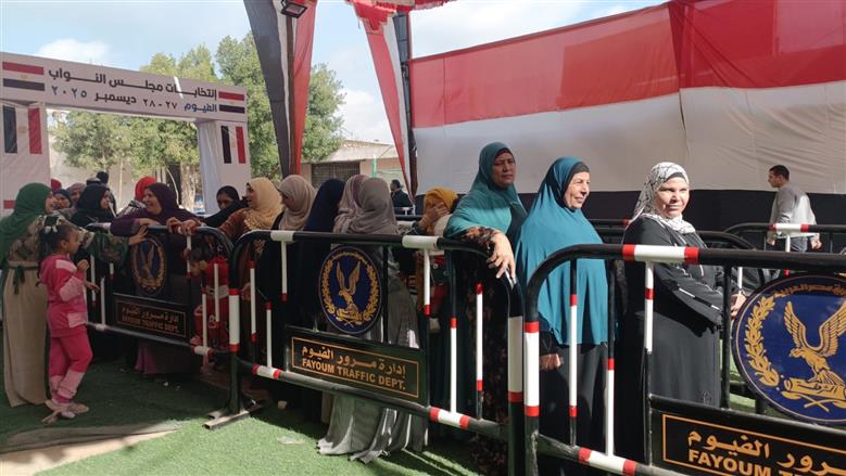 السيدات يزينون المشهد الانتخابي في أمام لجان الاقتراع في محافظة الفيوم