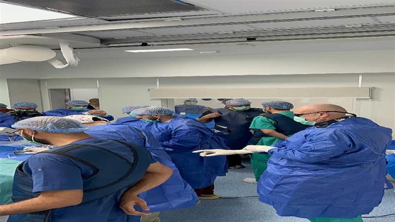 خبير إسباني عالمي يجري عمليات قسطرة قلب معقدة مجاناً بالمجمع الطبي بالسويس