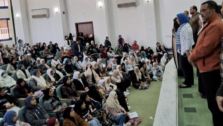 خلال المراجعات النهائية لامتحانات الشهادة الإعدادية بقاعة مجلس العمد والمشايخ بمطروح
