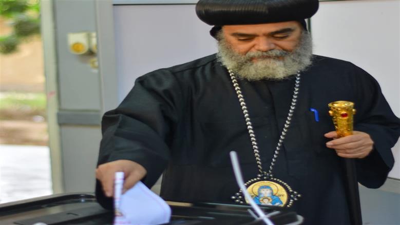 أسقف نجع حمادي يدلي بصوته في «انتخابات النواب»: المشاركة واجب طني