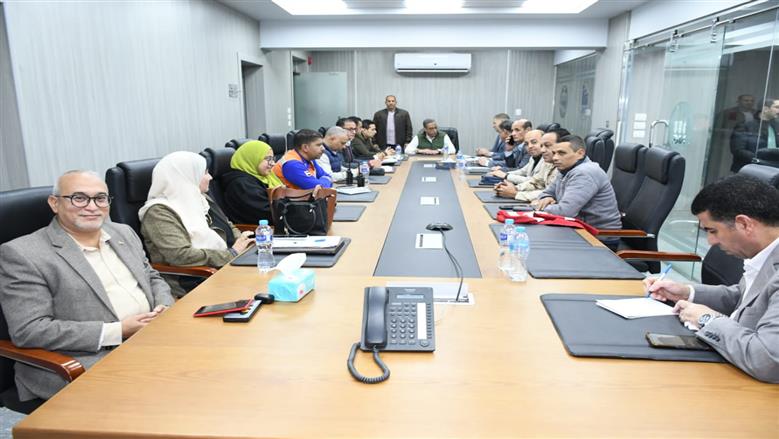 محافظ الفيوم يتابع غلق اللجان من مركز السيطرة الوطنية