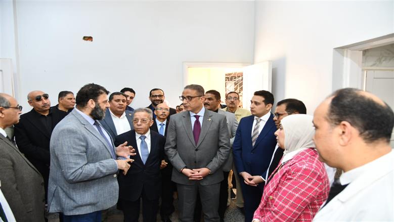 محافظ الفيوم ونقيب أطباء مصر يتفقدان وحدة المخ والأعصاب الجديدة بمستشفى سنورس
