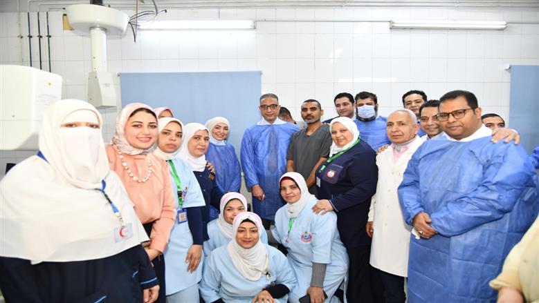 محافظ الفيوم ونقيب أطباء مصر يتفقدان وحدة المخ والأعصاب الجديدة بمستشفى سنورس