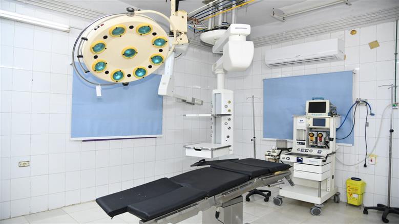 محافظ الفيوم ونقيب أطباء مصر يتفقدان وحدة المخ والأعصاب الجديدة بمستشفى سنورس