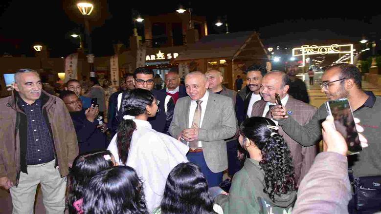 محافظ الأقصر يسير على كورنيش النيل لمسافة 5 كيلومترات لمشاركة المواطنين استقبال العام الميلادي الجديد