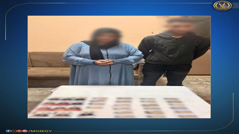 ضبط سيدة ونجلها يجمعان بطاقات شخصية وكروت دعاية انتخابية في نقادة
