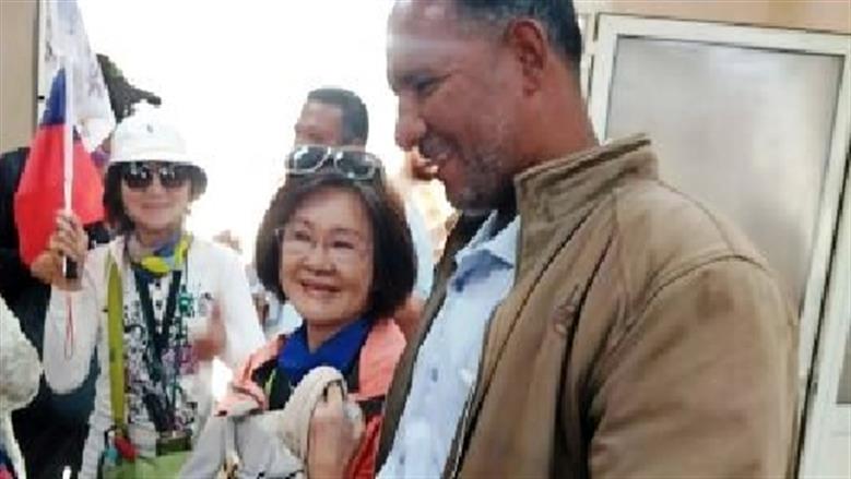 نموذج مشرف بأسوان.. أمن معبد إدفو يعيد حقيبة سائحة أجنبية ويجسد قيم الأمانة