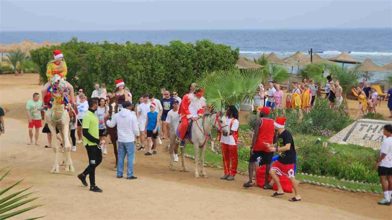 «بابا نويل وصل».. هدايا واحتفالات على شواطئ البحر الأحمر استعدادا للكريسماس
