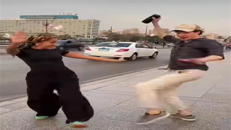 فيديو على كوبري قصر النيل.. من هو الشاب Ed People الذي يرقص مع المصريين؟