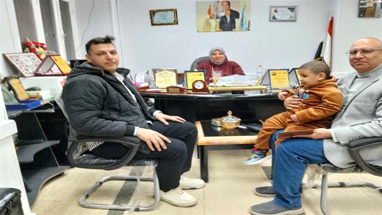 محافظ أسيوط يوجه بتوفير كرسي كهربائي وعلاج عاجل للطالب الكفيف زياد بعد تصدره التريند