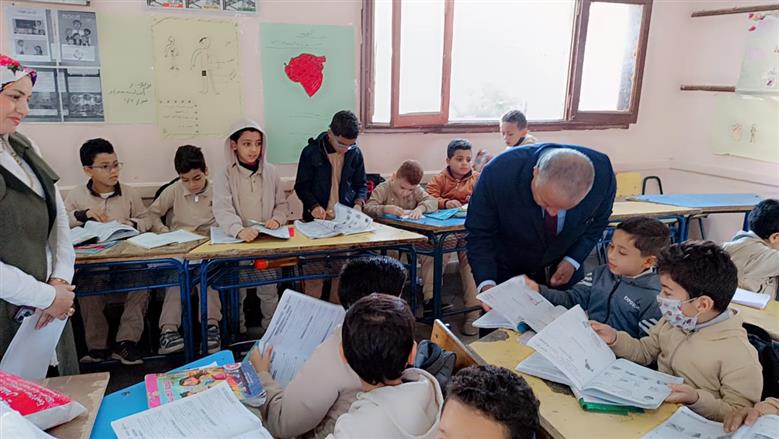 مدير تعليم الفيوم أثناء تفقد أحد الفصول الدراسية