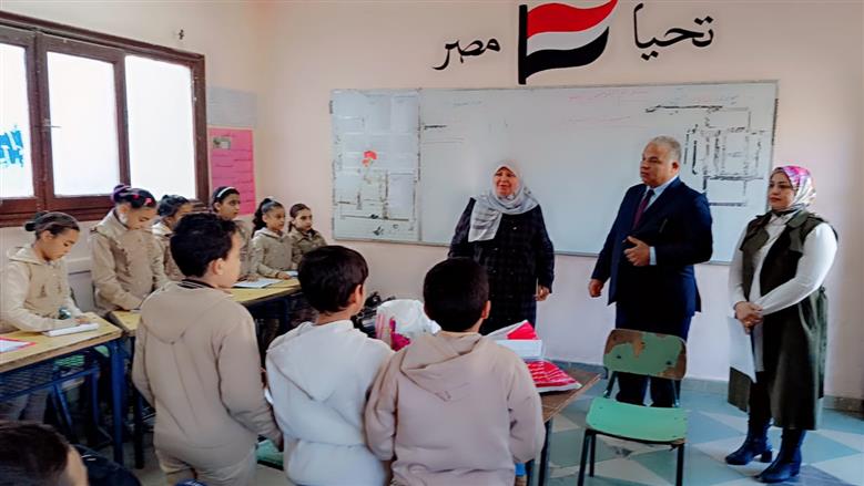 مدير تعليم الفيوم أثناء تفقد أحد الفصول الدراسية