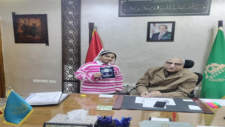 من الصف الخامس إلى المنبر الأدبي.. طالبة تبدع في كتابة أولى قصصها بالقليوبية