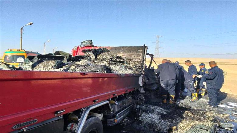 مصرع 4 أشخاص وإصابة 2 آخرين إثر تصادم سياره نص نقل بسيارة ملاكي بطريق ملوي الصحراوي بالمنيا