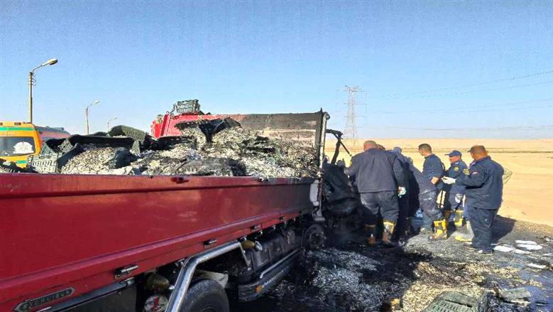 مصرع 4 أشخاص وإصابة 2 آخرين إثر تصادم سياره نص نقل بسيارة ملاكي بطريق ملوي الصحراوي بالمنيا