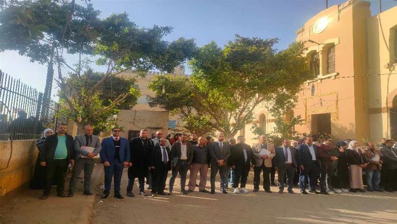 محكمة ديروط بأسيوط تنظم دقيقة حداد على وفاة 4 مستشارين بحادث المنيا