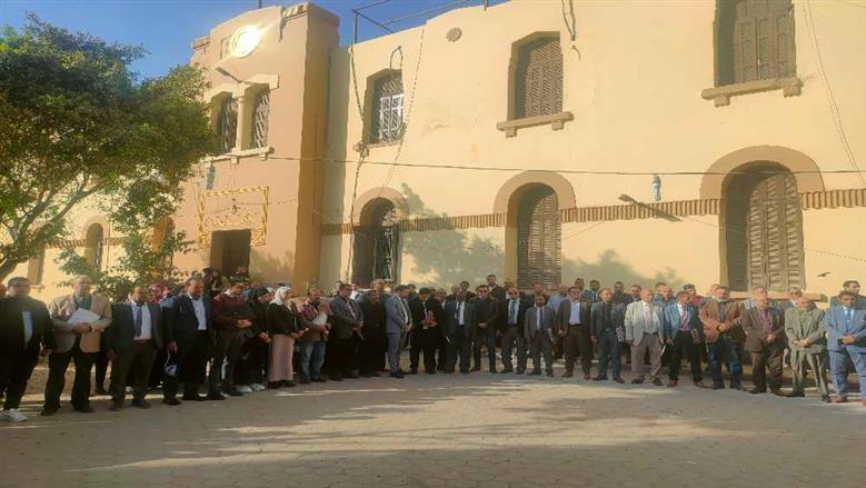 محكمة ديروط بأسيوط تنظم دقيقة حداد على وفاة 4 مستشارين بحادث المنيا