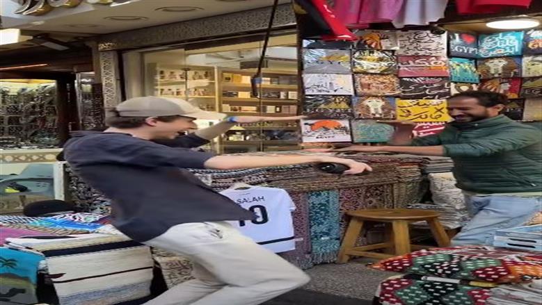 بعد فيديو كوبري قصر النيل.. صانع المحتوى «إد بيبول» يرقص في خان الخليلي