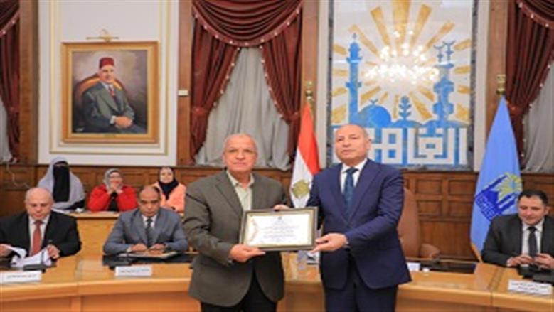 محافظ القاهرة يكرم القيادات والعاملين