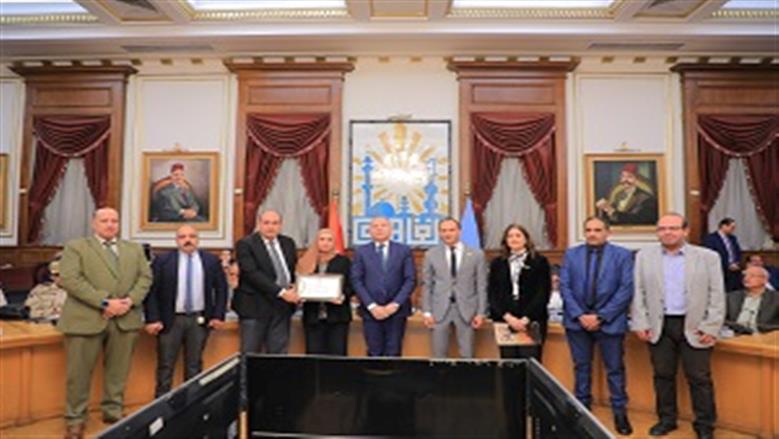محافظ القاهرة يكرم القيادات والعاملين