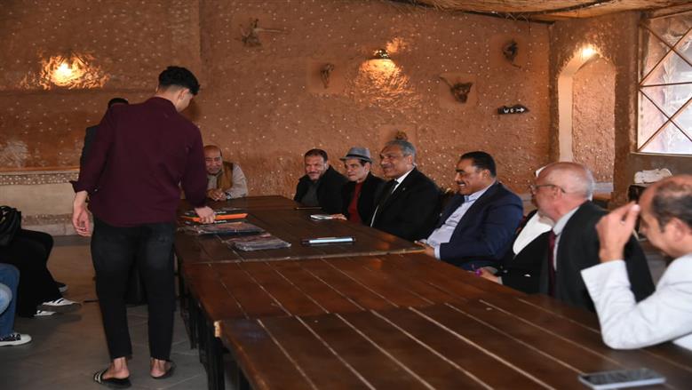 محافظ مطروح خلال لقائه طلاب الجامعة خلال تعرفهم علي المعالم السياحية في واحة سيوة