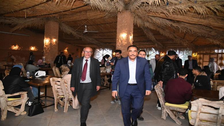 محافظ مطروح خلال لقائه طلاب الجامعة خلال تعرفهم علي المعالم السياحية في واحة سيوة