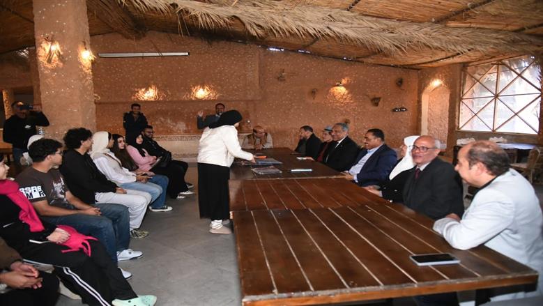 محافظ مطروح خلال لقائه طلاب الجامعة خلال تعرفهم علي المعالم السياحية في واحة سيوة