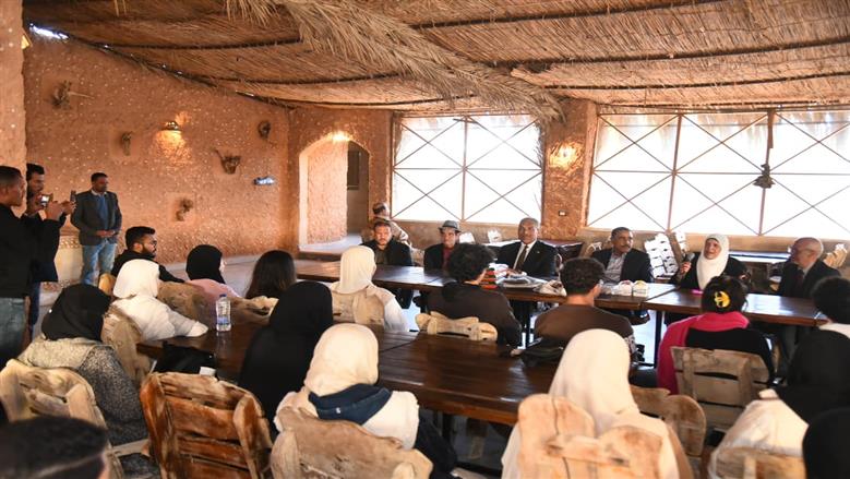 محافظ مطروح خلال لقائه طلاب الجامعة خلال تعرفهم علي المعالم السياحية في واحة سيوة